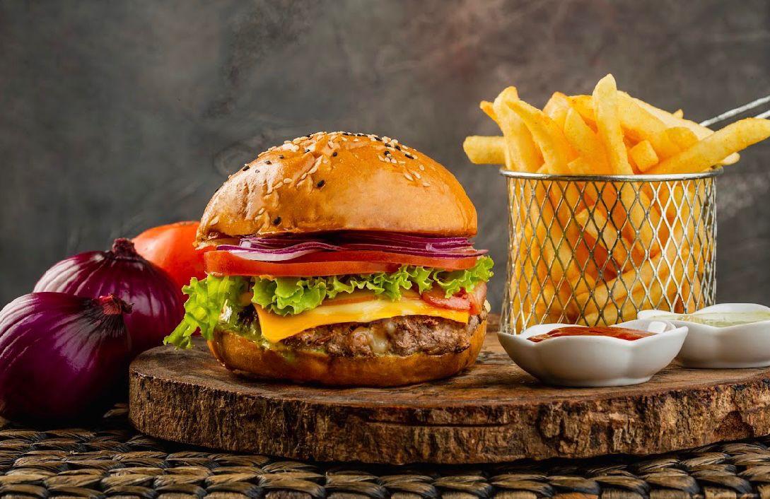 Hamburguesa sencilla con papas a la francesa y salsas