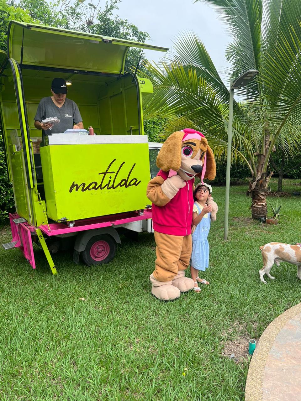 Matilda on the way atendiendo un evento al aire libre