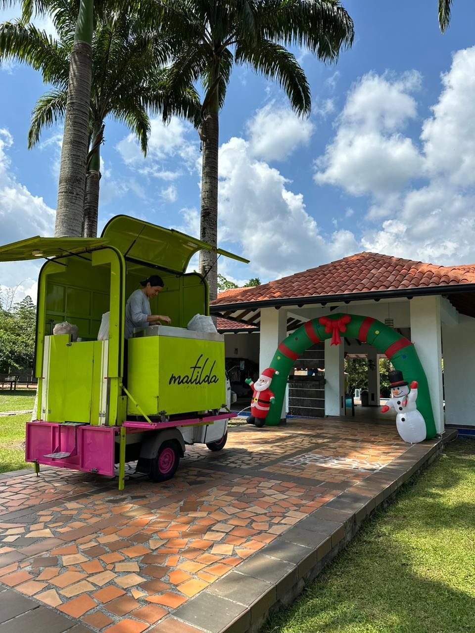 Matilda on the way parqueado entre palmas en un evento