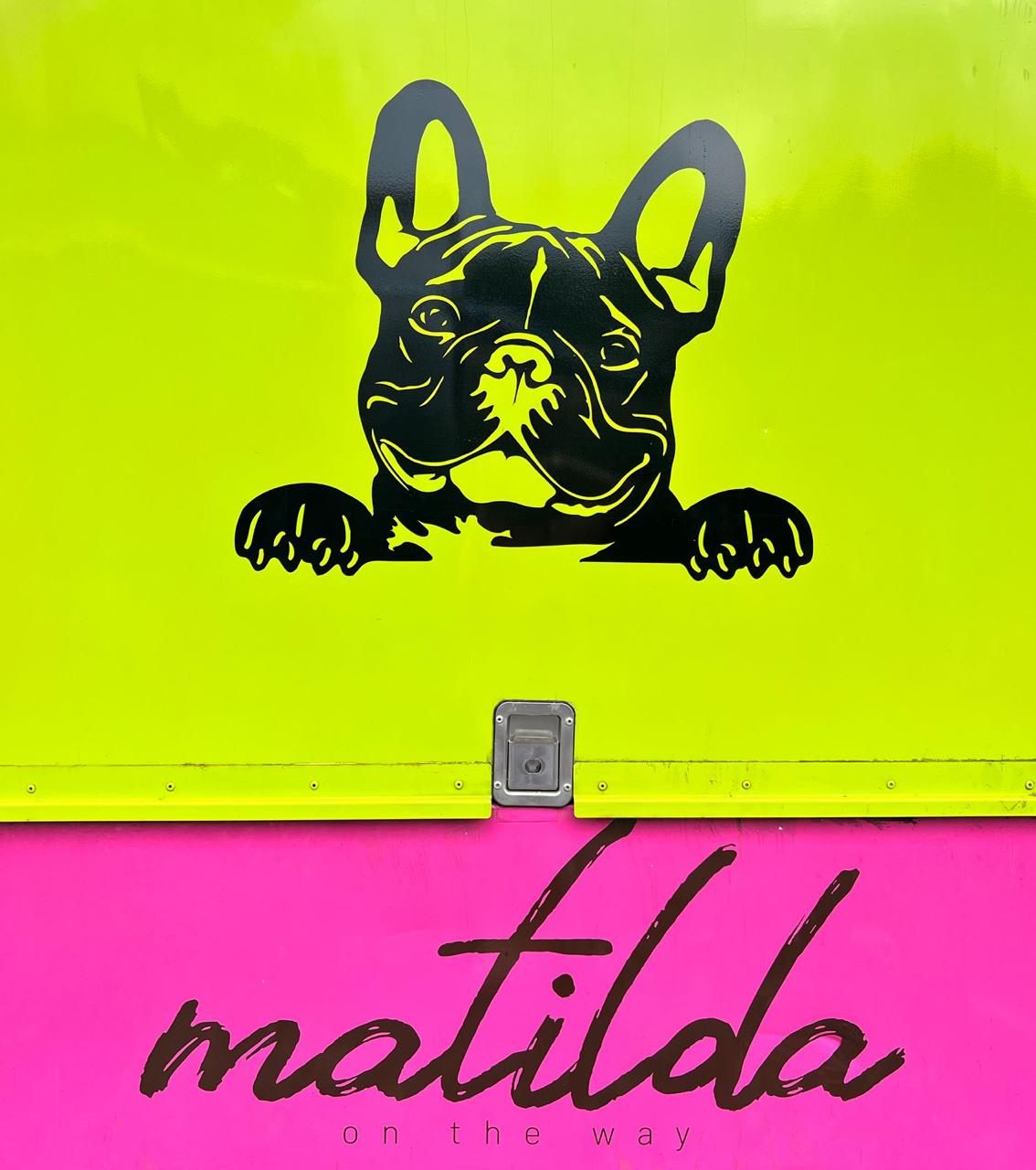 Puerta trasera del tuk-tuk con la carita de Matilda